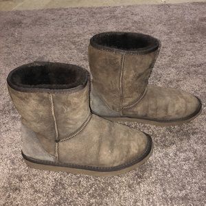 Brown size 9 short boot uggs